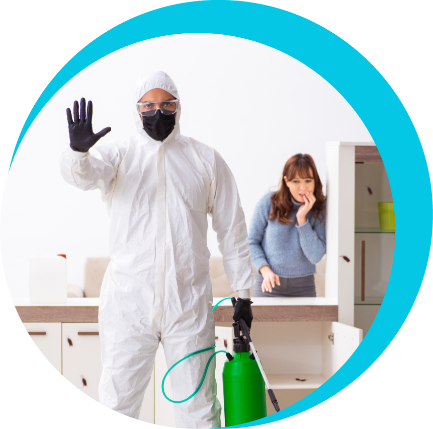 Operario con EPIS para erradicación de plagas